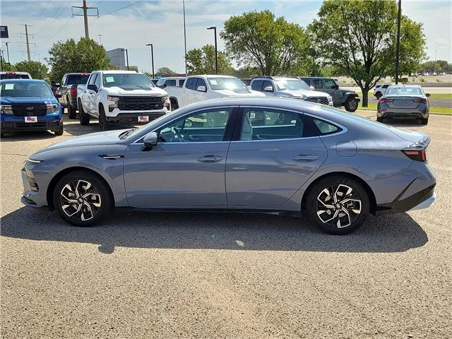 Used 2025 Aero Silver Hyundai SEL Front-Wheel Drive image 2