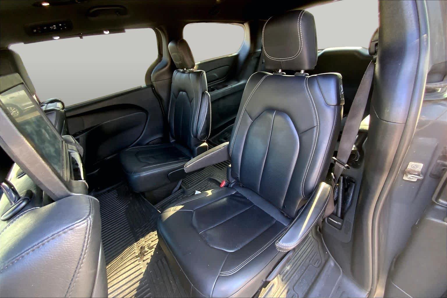 Used 2021 Ceramic Gray Clearcoat Chrysler Touring L image 18