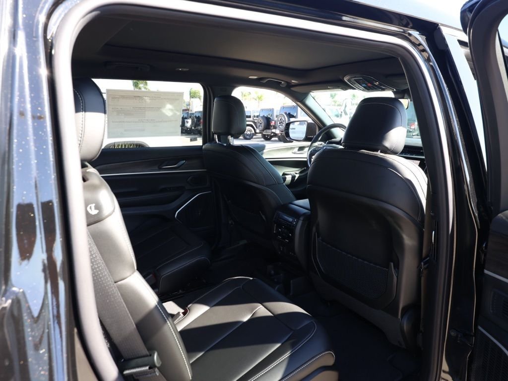 New 2026 Diamond Black Crystal Pearl-Coat Exterior Paint Jeep Limited image 16