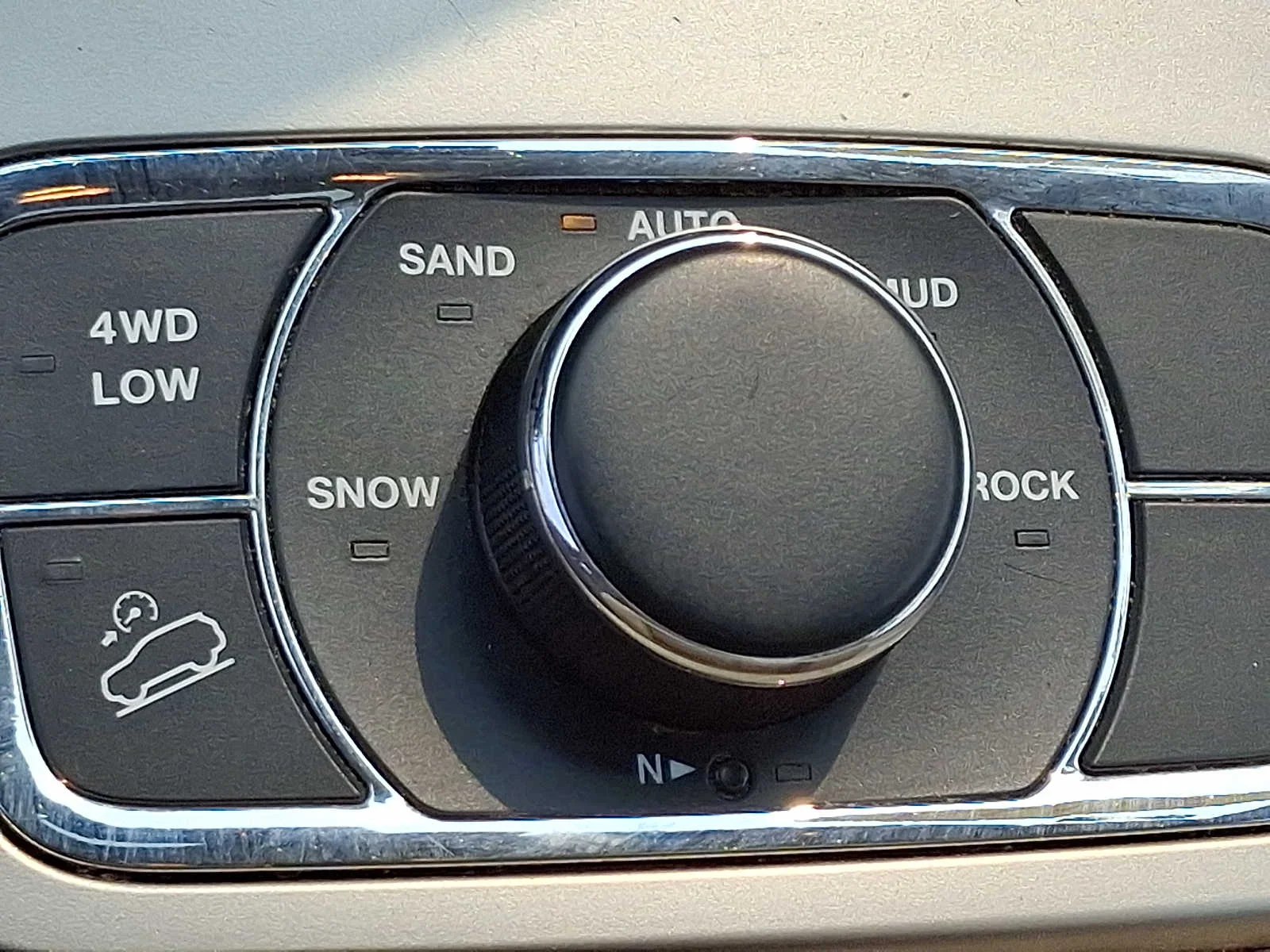 Used 2014 Cashmere Pearlcoat Jeep Limited image 24