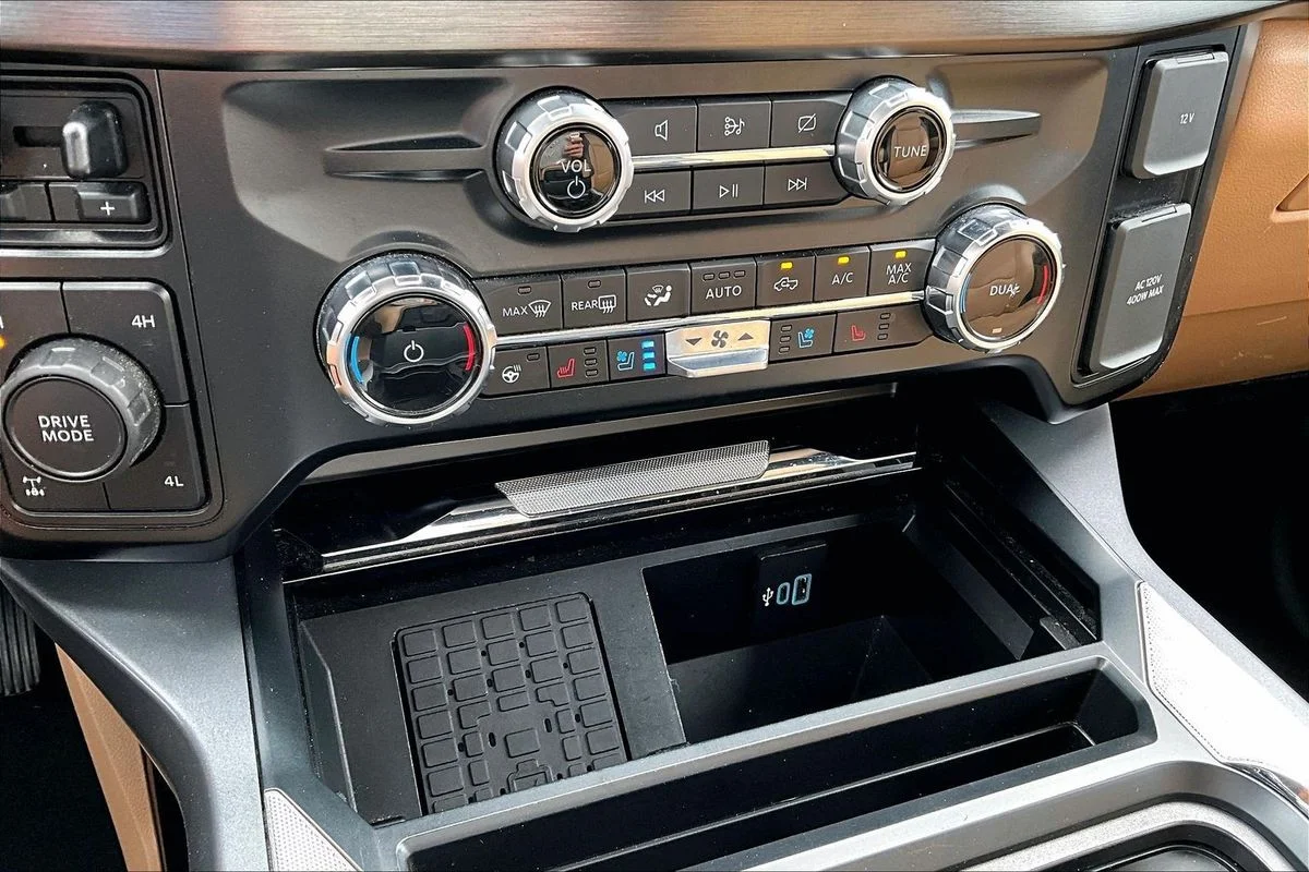 Used 2024  Ford LARIAT image 17