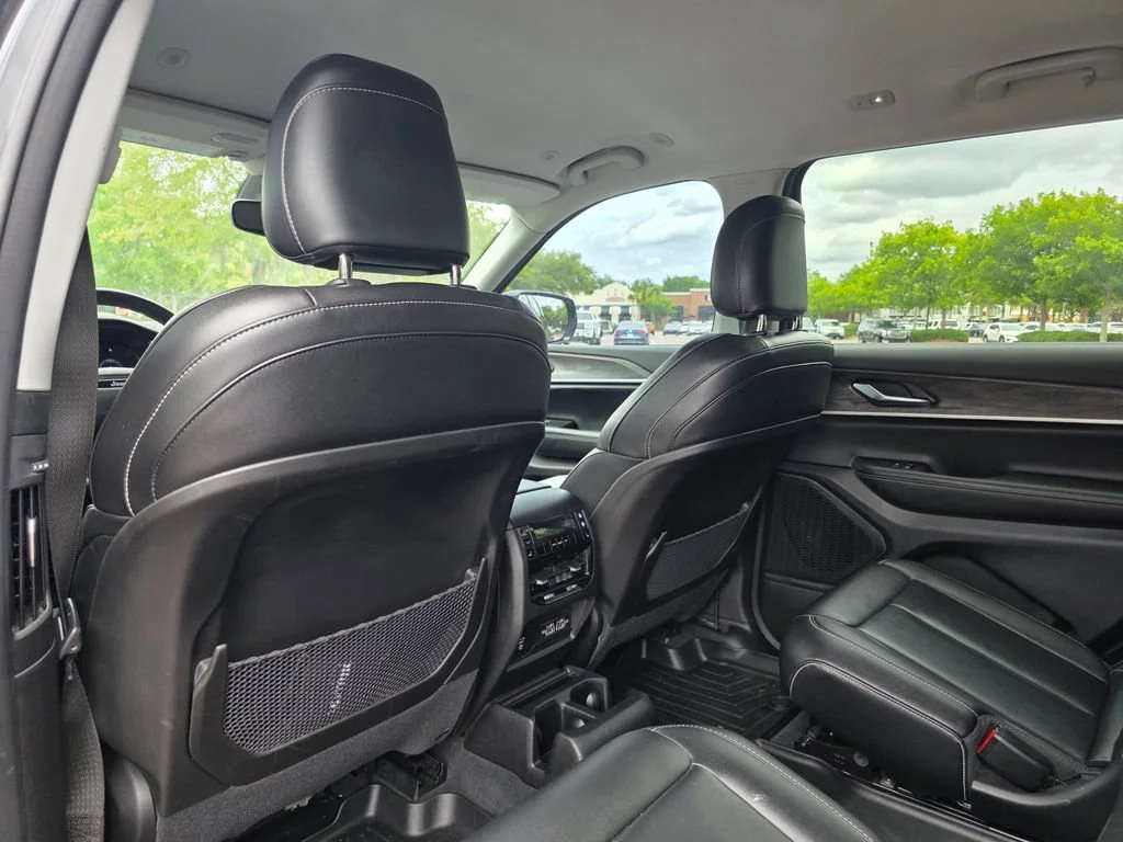 Used 2023  Jeep Limited image 29