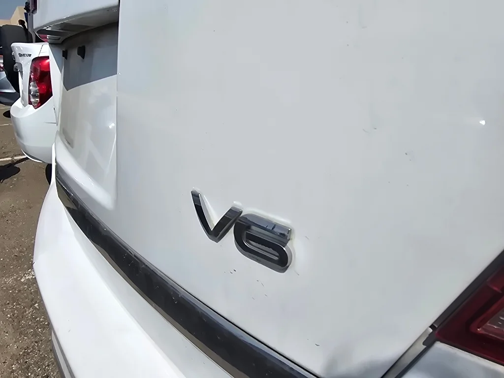 Used 2008 Polar White Saturn XR image 10