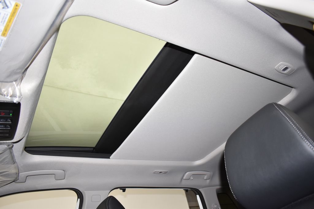 New 2026 Everest White Pearl TriCoat Nissan Platinum image 24