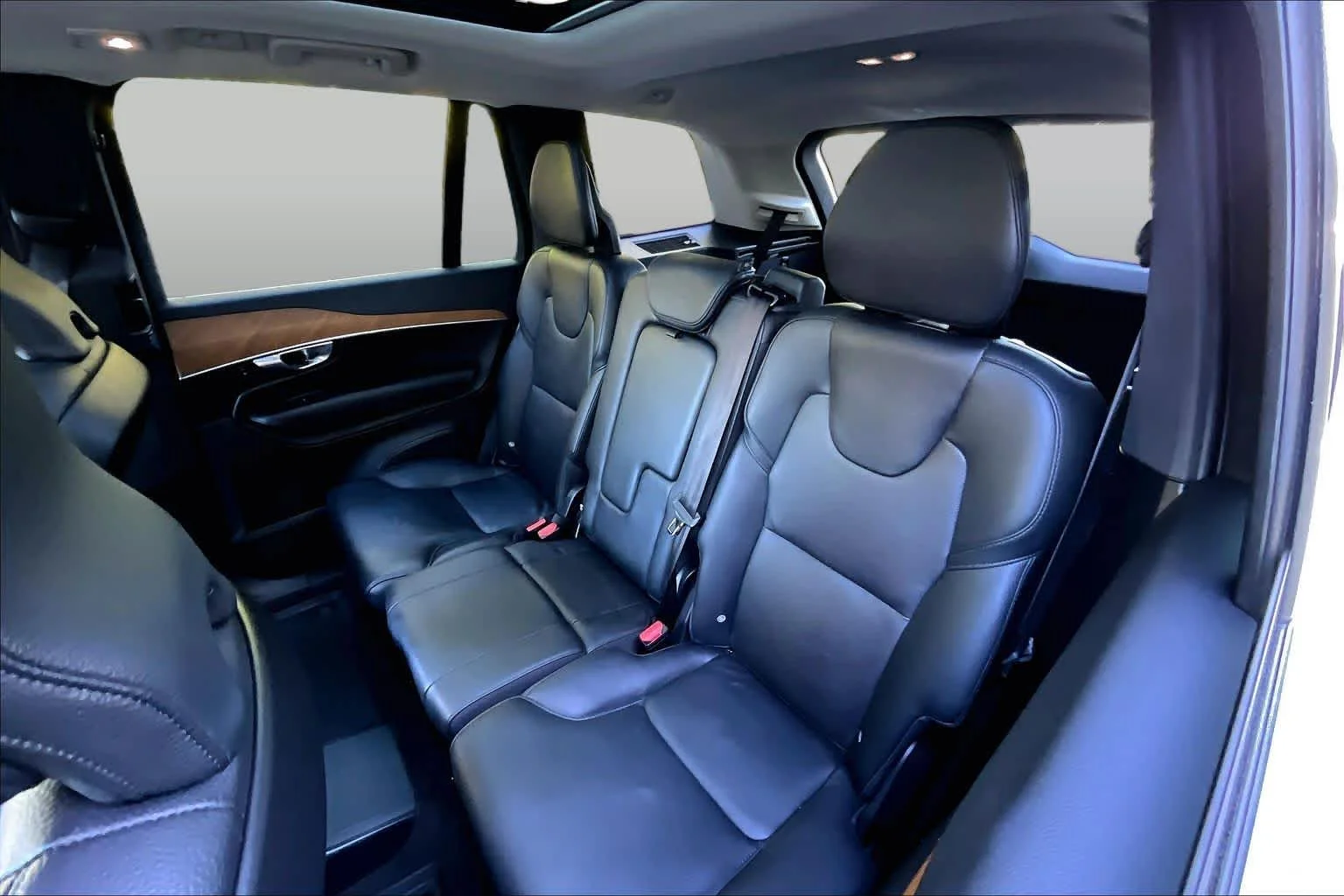 Certified Used 2025 Vapour Grey Volvo Plus image 20