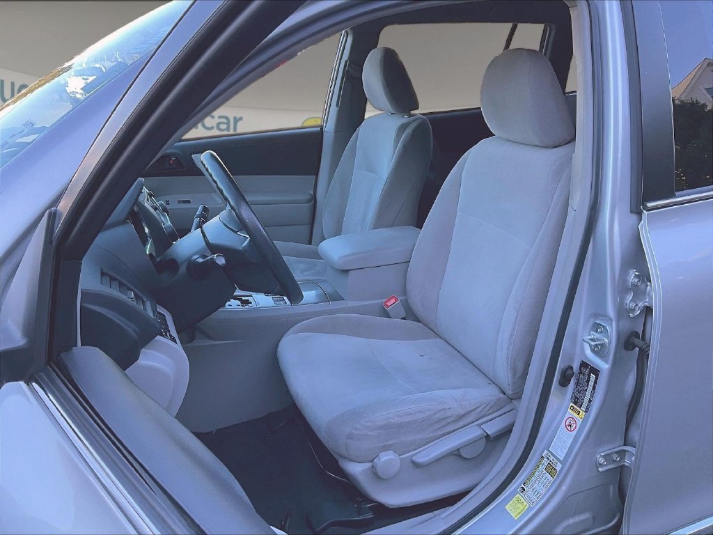 Used 2013 Silver Toyota Base image 10