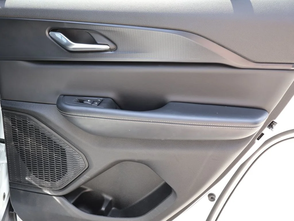 Used 2024 White Jeep Altitude image 10