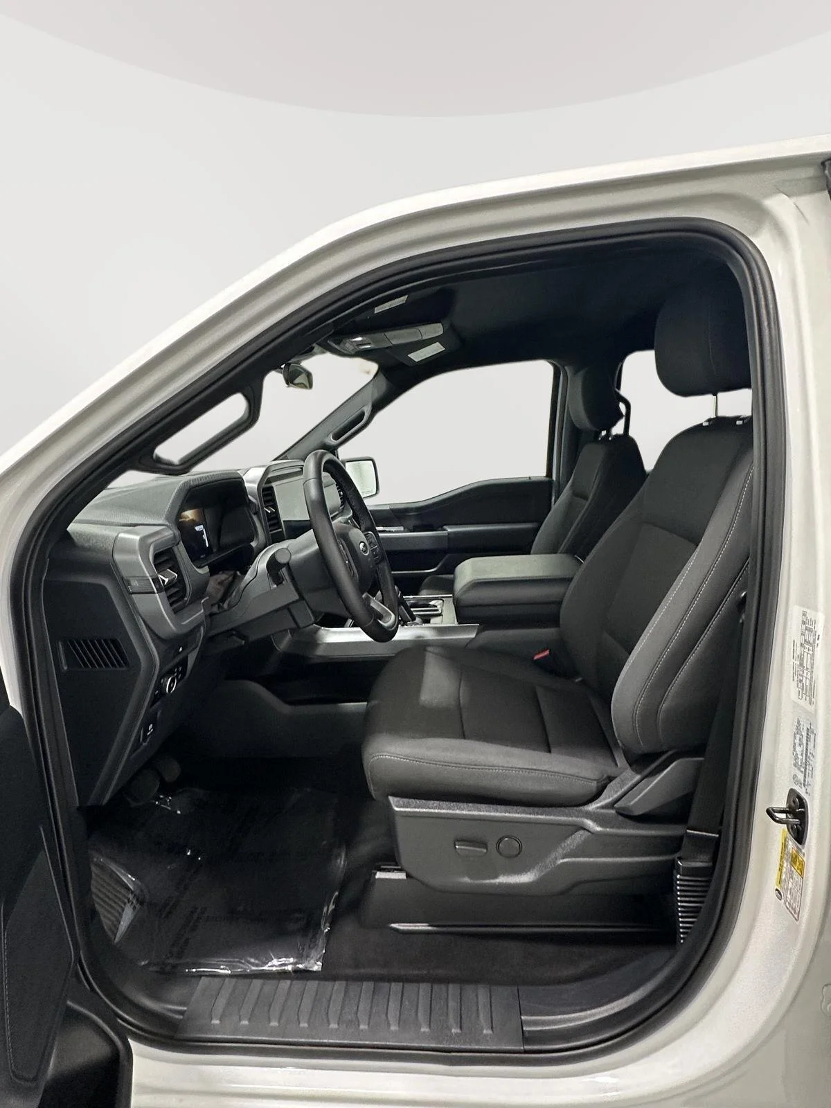 Used 2025 Oxford White Ford XLT image 15