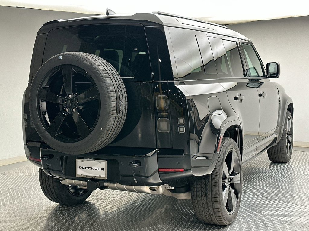 New 2026 Santorini Black Land Rover X-Dynamic SE image 3