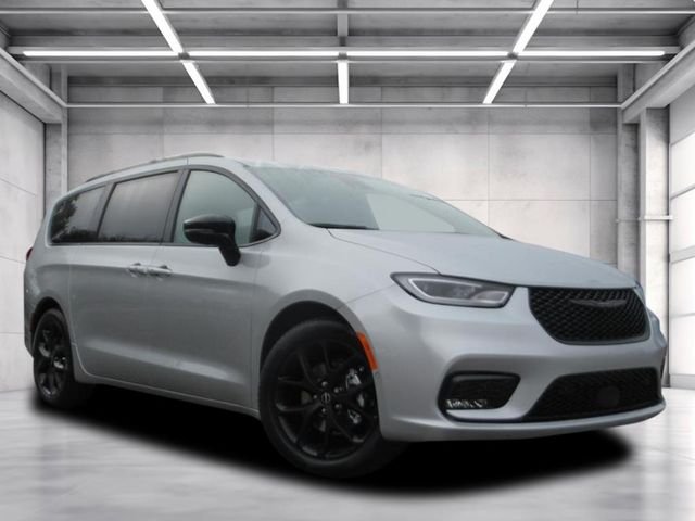 2026 Chrysler Pacifica Limited's photo