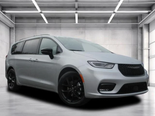 2026 Chrysler Pacifica Limited's photo