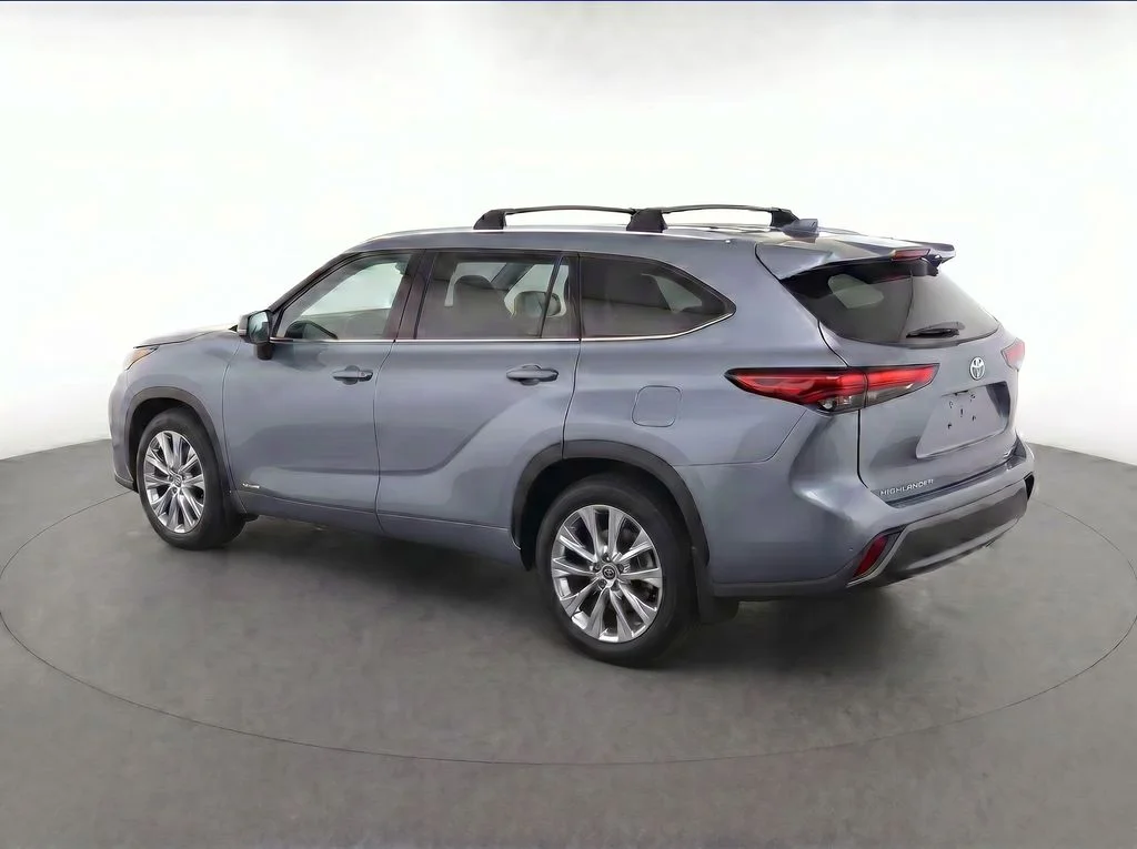 Used 2023  Toyota Limited image 3