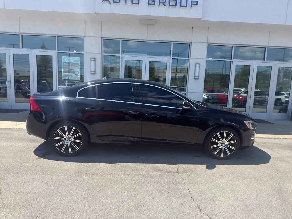 Used 2016 Onyx Black Metallic Volvo T5 Drive-E Premier image 2