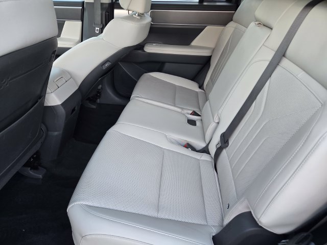 Used 2025 White Hyundai SEL image 11