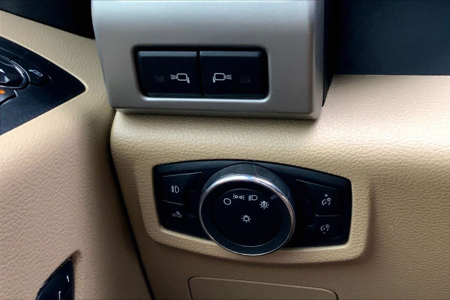 Used 2017 White Platinum Metallic Tri-Coat Ford Lariat image 31