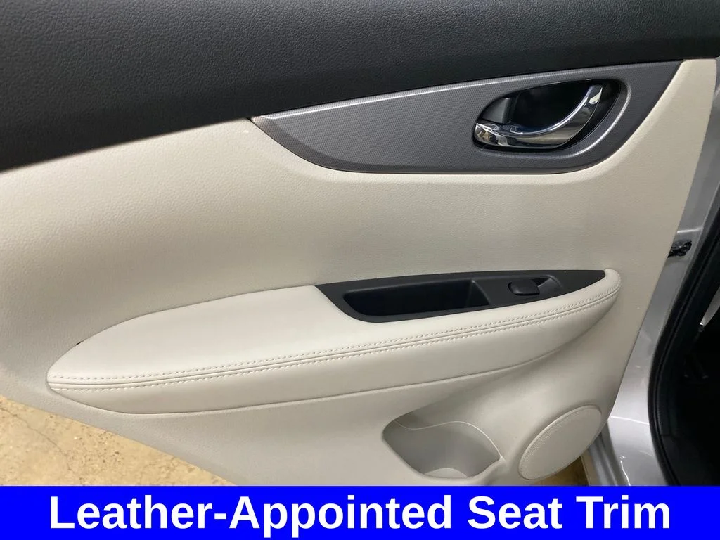 Used 2020 Silver Nissan SL image 12