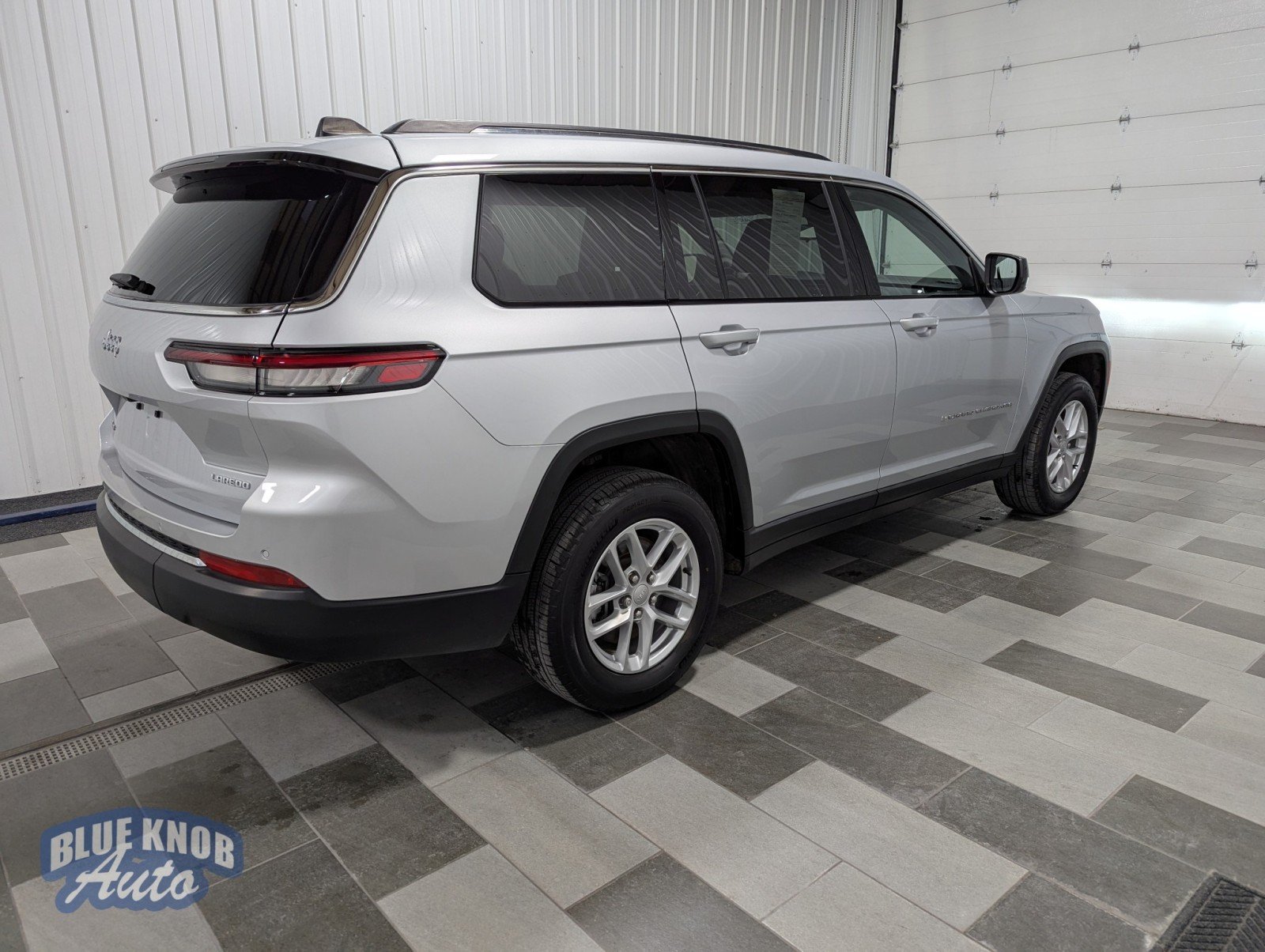 2023 Jeep Grand Cherokee Laredo photo 3