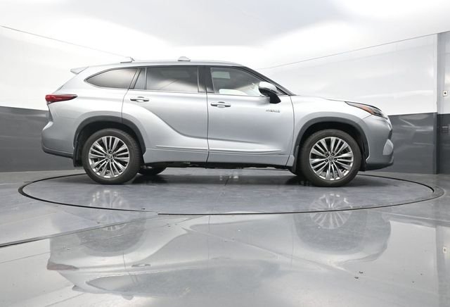 Used 2021 Silver Toyota Platinum image 38