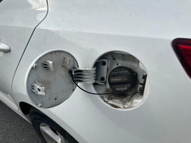 Used 2015 White Kia LX image 23