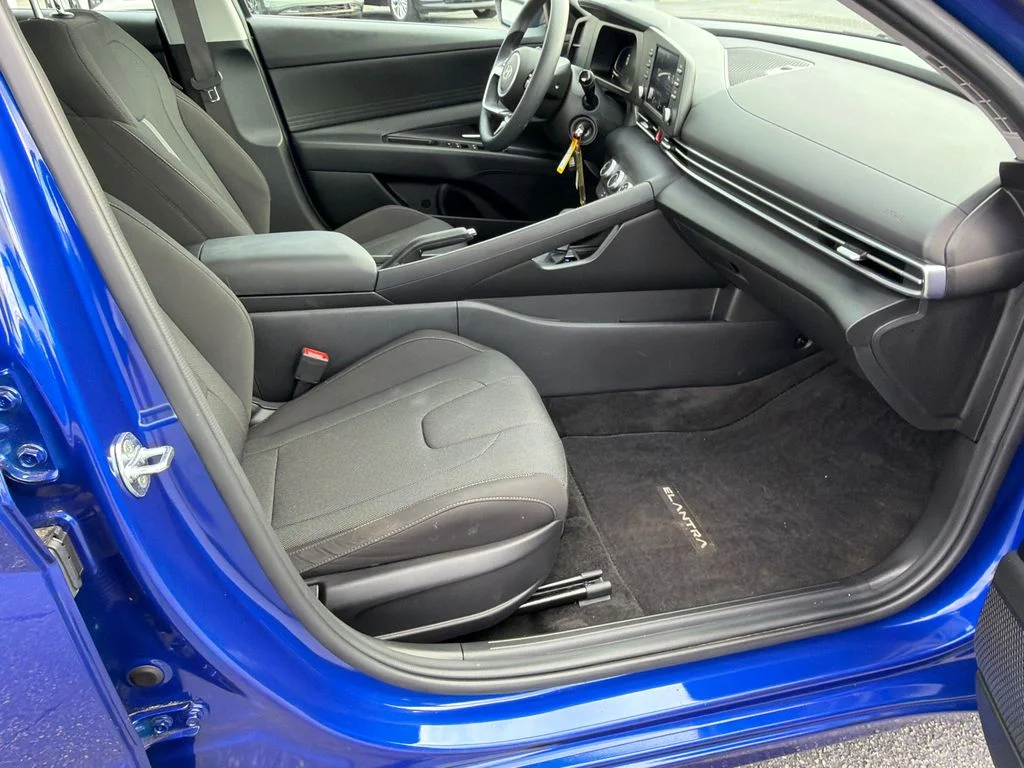 Used 2025 Blue Hyundai SE image 13