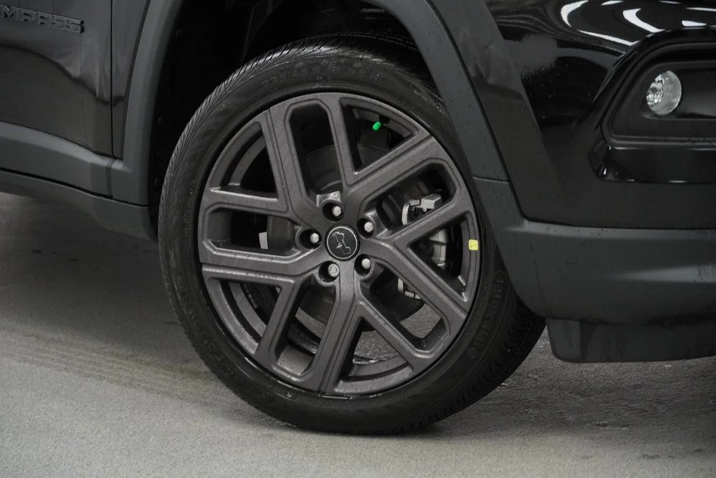 New 2026 Diamond Black Crystal Pearlcoat Jeep Latitude image 4