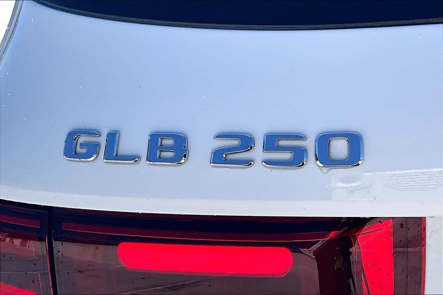 Used 2025 Polar White Mercedes-Benz GLB 250 image 30