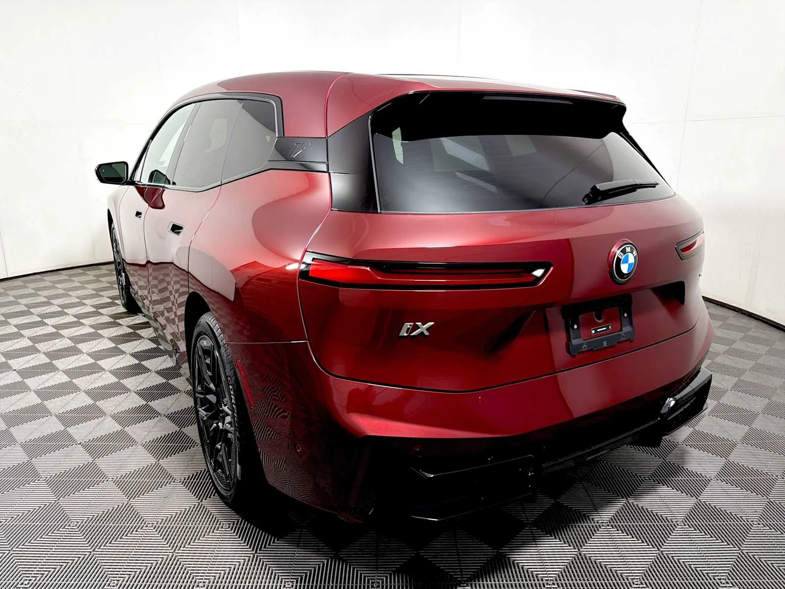 Used 2026 Aventurin Red Metallic BMW xDrive60 image 5