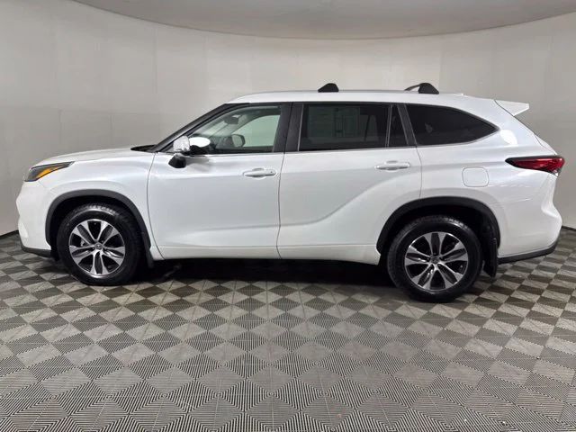Used 2023 Beige Toyota XLE image 7