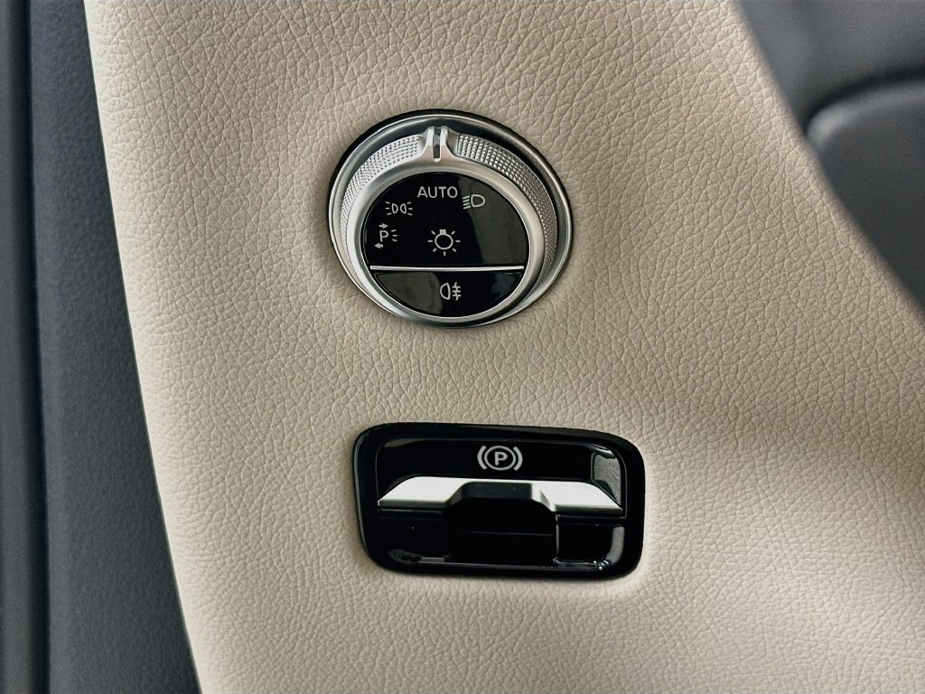 New 2027 Cirrus Silver Metallic Mercedes-Benz GLC 300 image 44