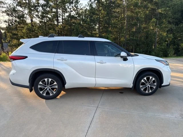 Used 2022 Pearl Toyota XLE image 6