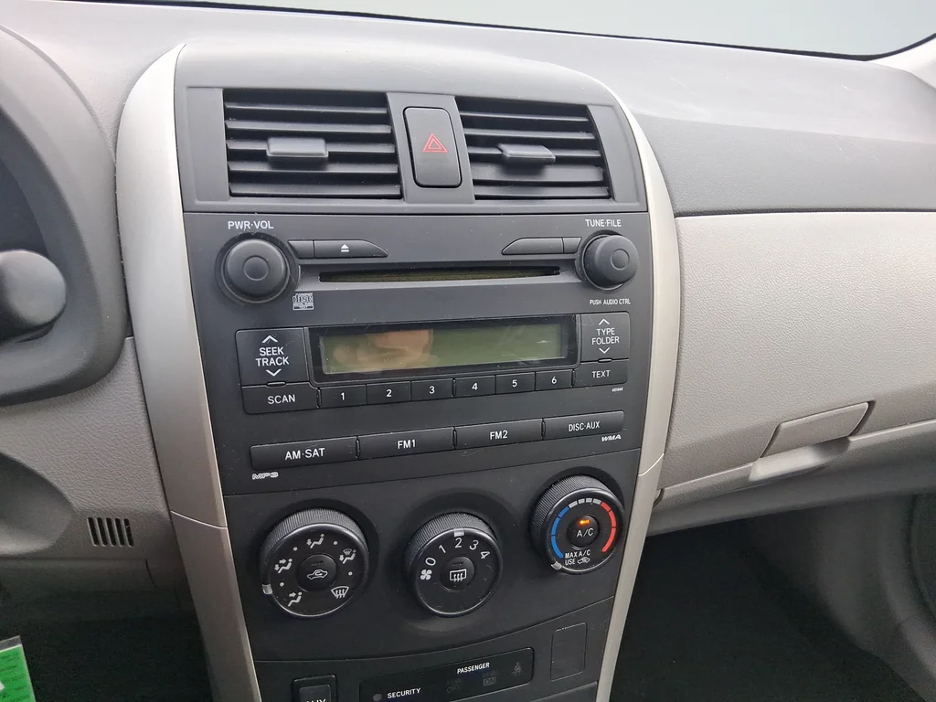 Used 2009 Silver Toyota LE image 14