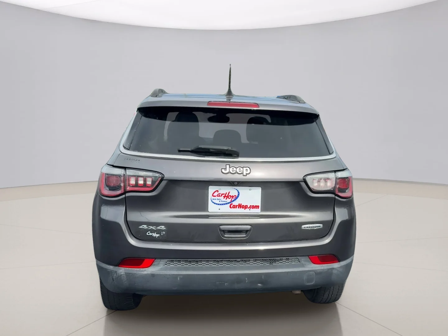 Used 2018 Gray Jeep LATITUDE image 4