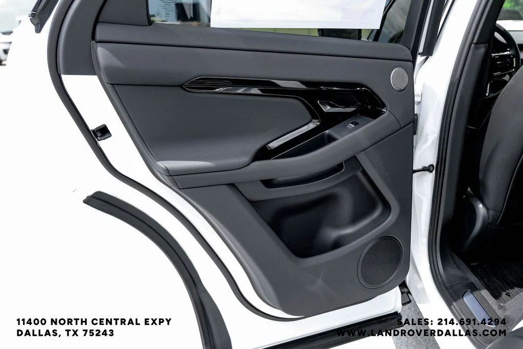 New 2026 Ostuni Pearl Wht Prem Met Land Rover Hoxton Edition image 40