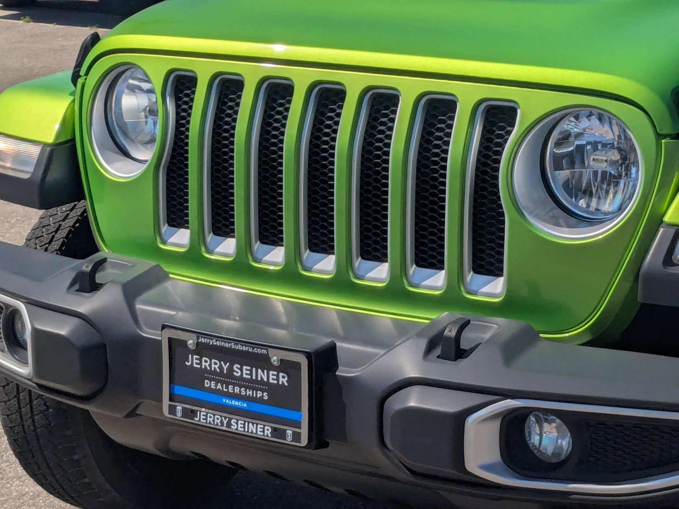 Certified Used 2019 Mojito! Clearcoat Jeep Sahara image 9