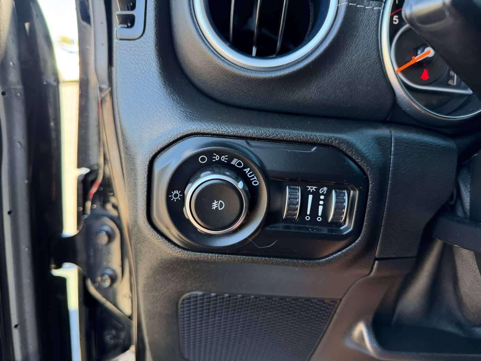 Used 2019 Black Jeep Sahara image 36