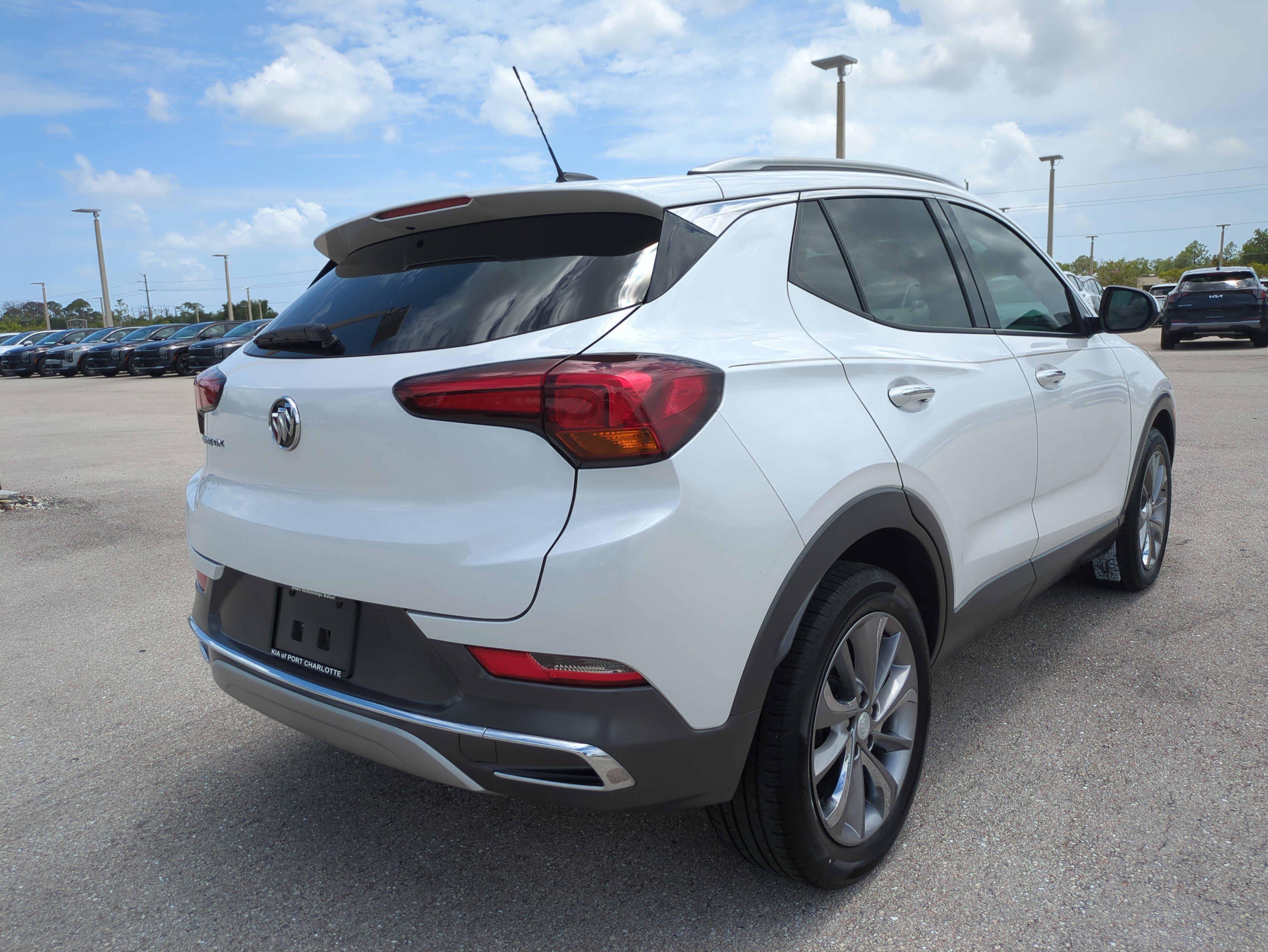 Used 2023 White Frost Tricoat Buick Essence image 4