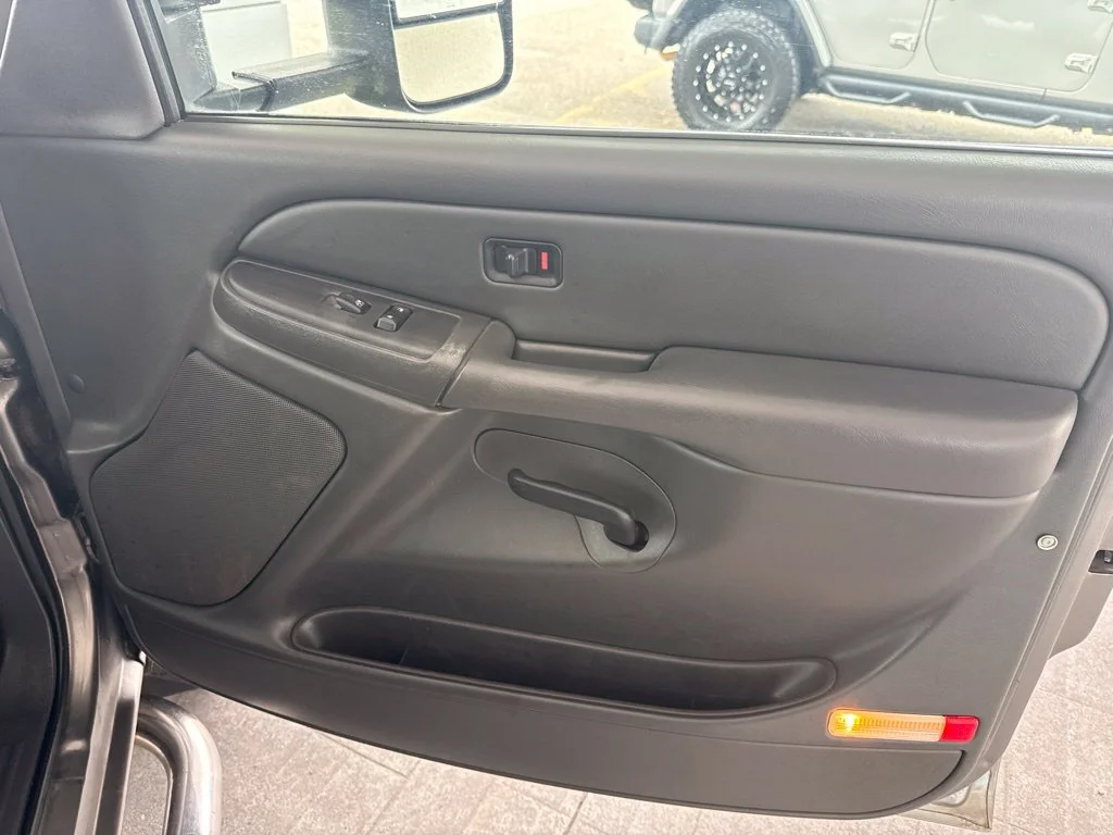 Used 2007 Graystone Metallic Chevrolet LT image 23