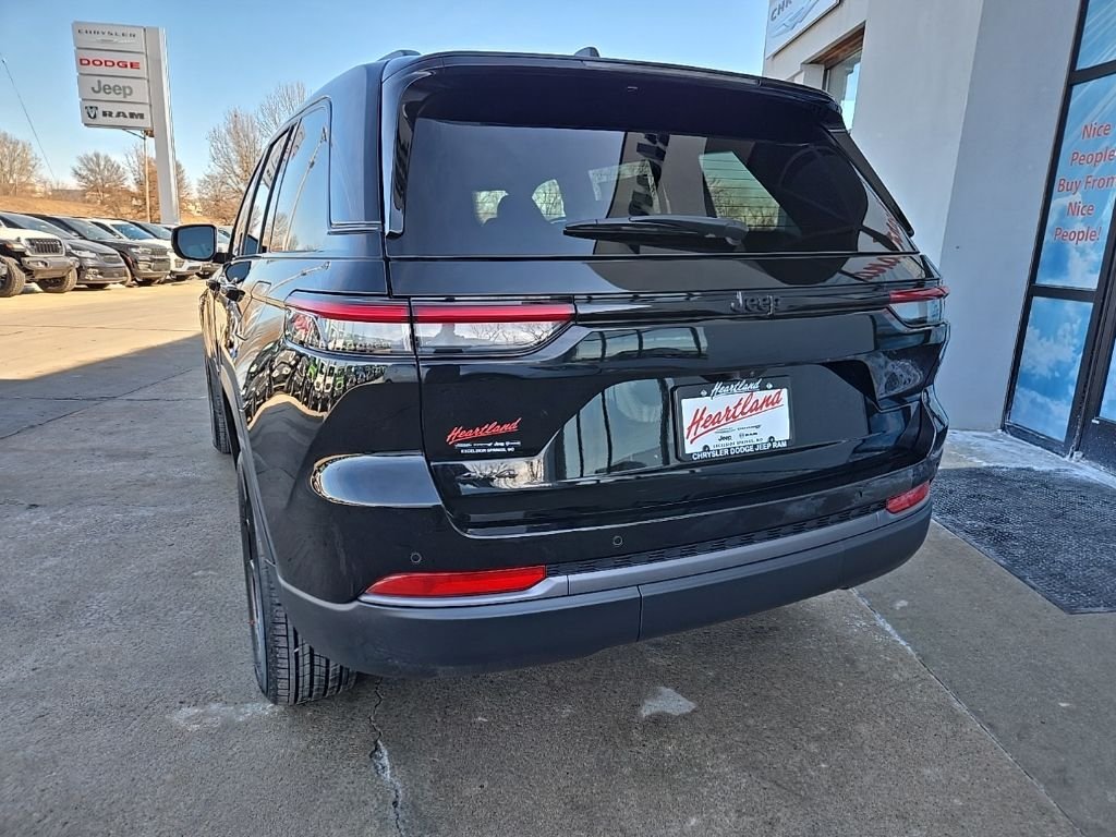 New 2026 Diamond Black Crystal Pearl-Coat Exterior Paint Jeep Altitude image 8