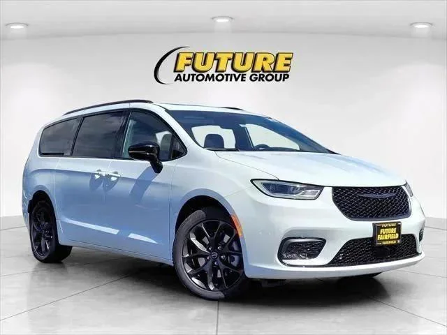 2026 Chrysler Pacifica Limited AWD's photo