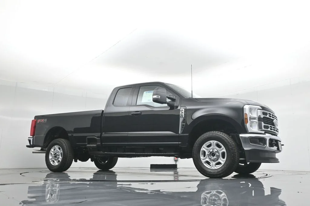 New 2026 Agate Black Metallic Ford XLT image 3