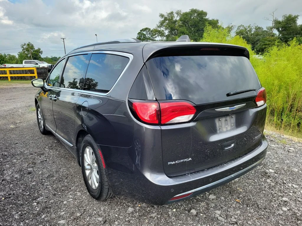 Used 2018 Gray Chrysler Touring L image 6
