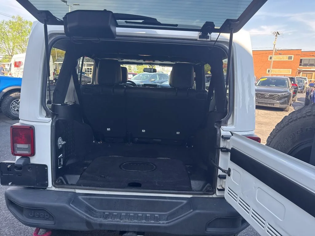 Used 2016 White Jeep Unlimited Rubicon image 37