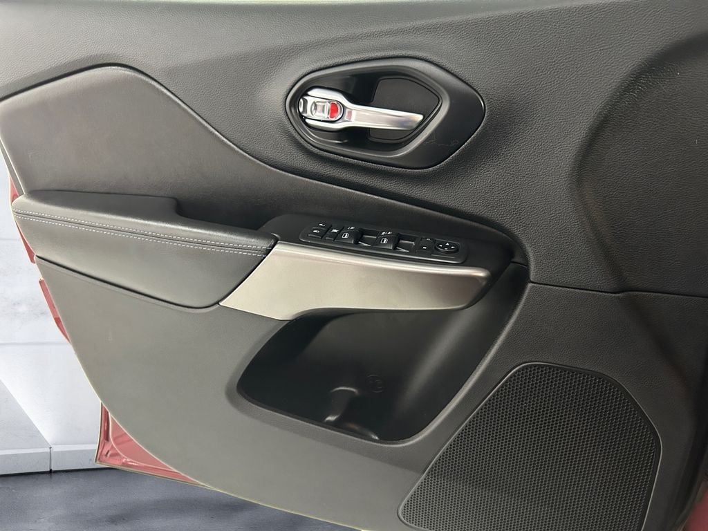 Used 2019 Red Jeep Latitude image 12