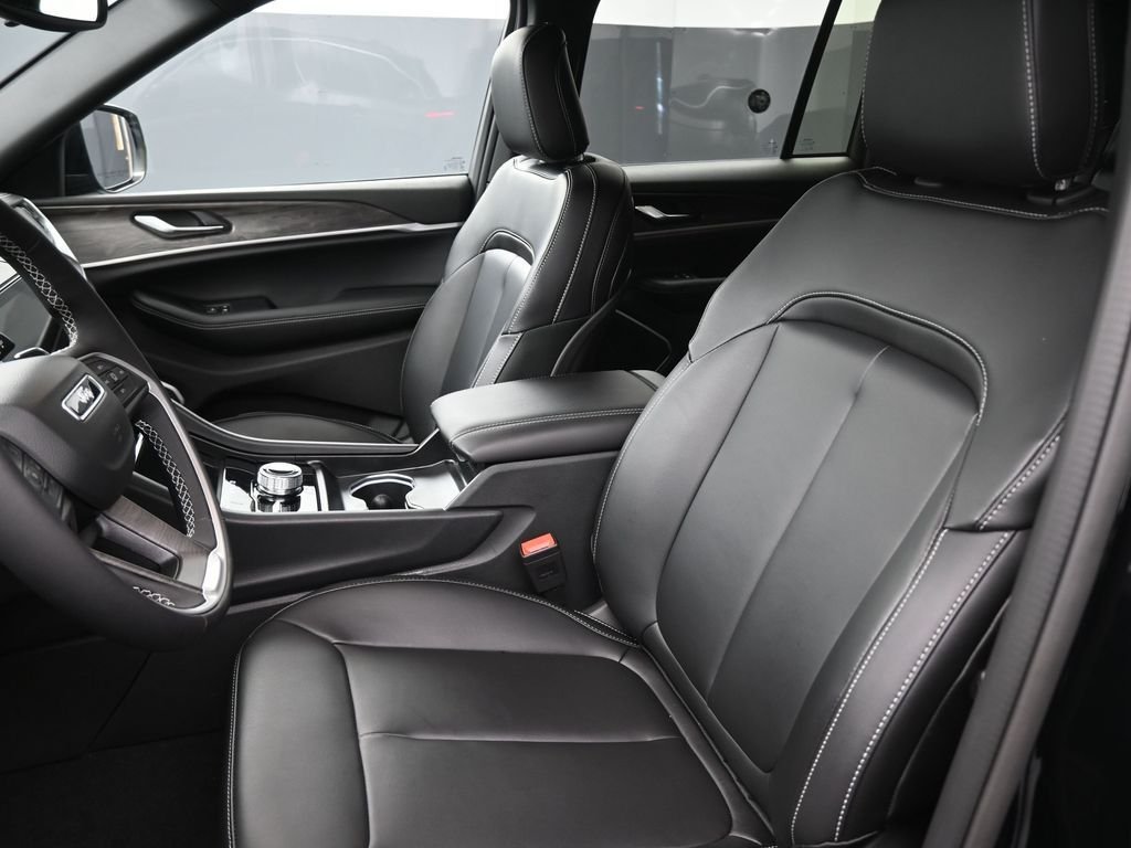 New 2026 Diamond Black Crystal Pearlcoat Jeep Limited image 33