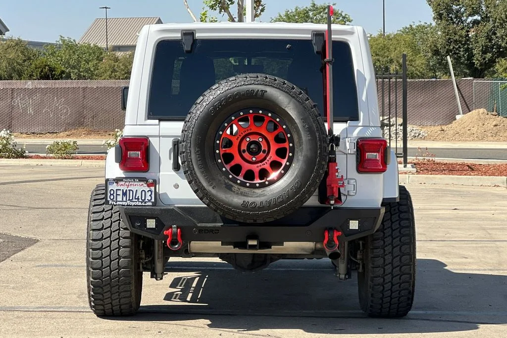 Used 2018 White Jeep Unlimited Sahara image 6