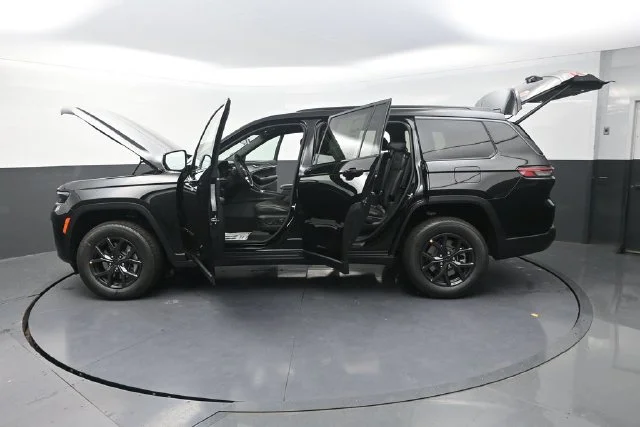 New 2027 High-Gloss Black Paint Jeep Laredo Altitude image 33