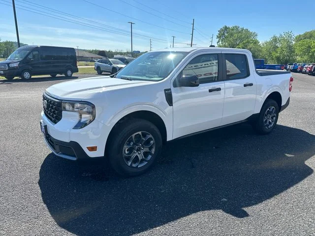 New 2025 Oxford White Ford XLT image 1