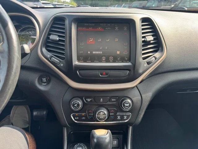 Used 2016 Silver Jeep Limited image 26