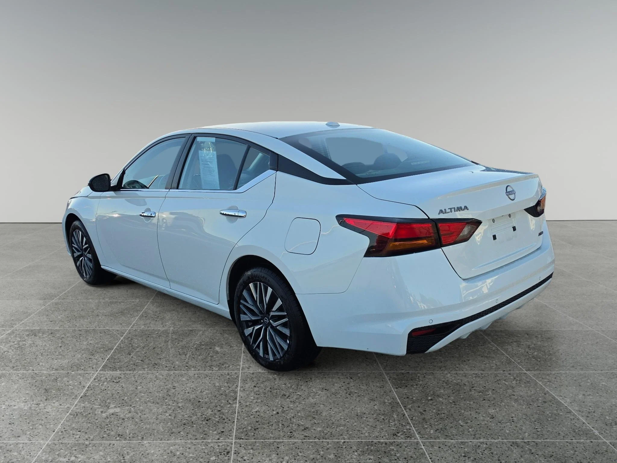 Used 2025 Glacier White Nissan SV image 4