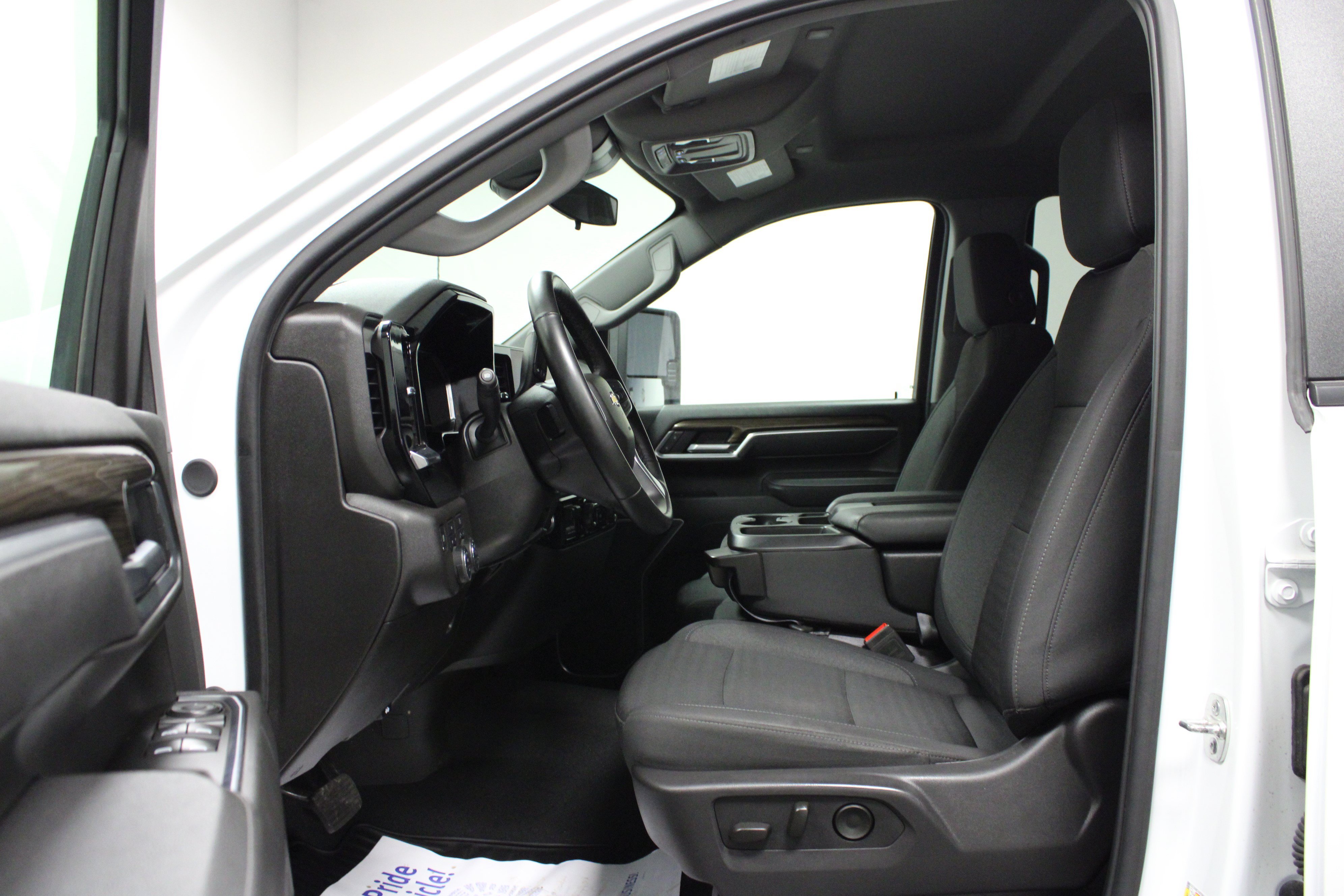 Used 2025 White Chevrolet LT image 12